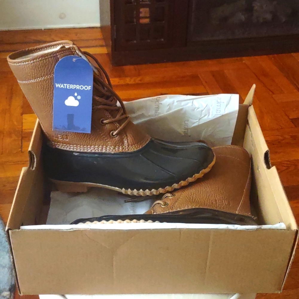 NEW WITH ORIGINAL PACKAGING TAG AND BOX WATERPROOF WINTER BOOTS